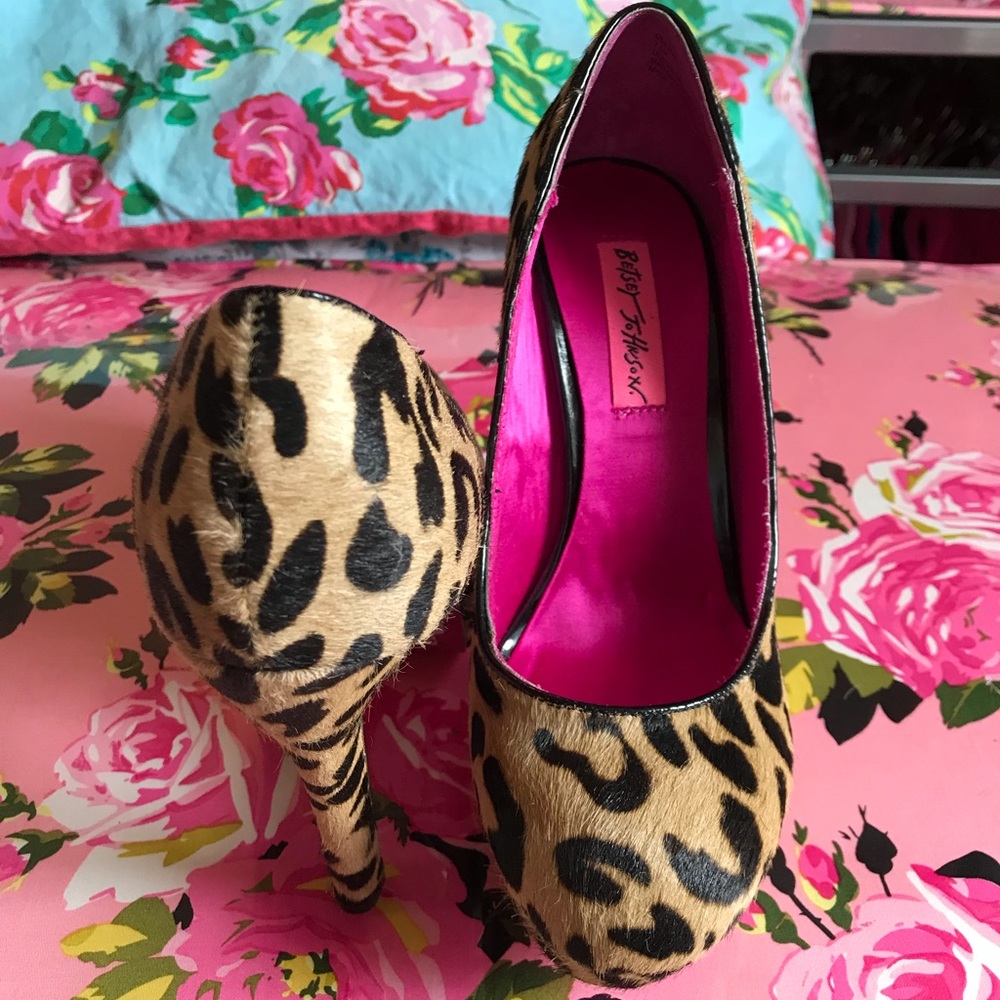 New Betsey Johnson leopard Pumps